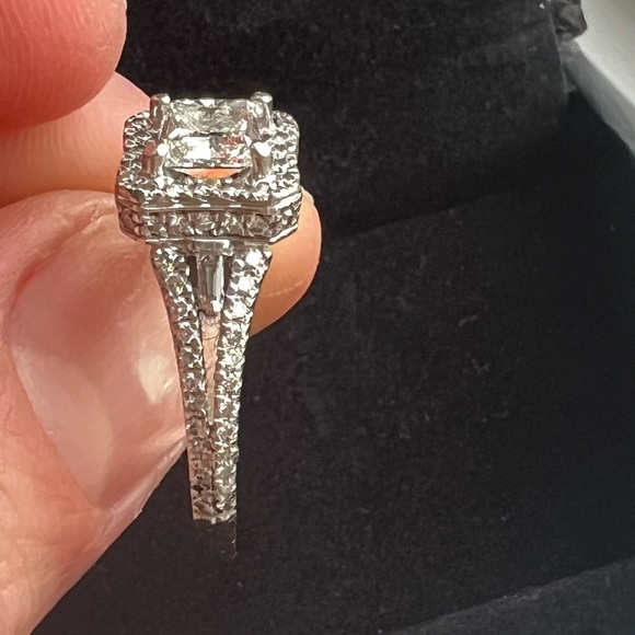 Vera Wang engagement ring. Size 6 - Picture 6 of 6